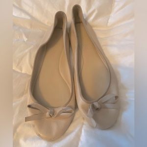 Vera Wang flat shoe. Very soft leather cute everyday flat shoe